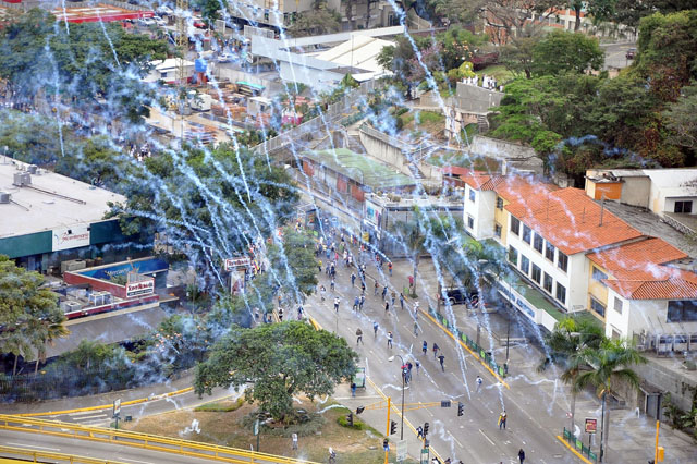 La imagen muestra el uso excesivo de bombas lacrimógenas en Las Mercedes el #27F