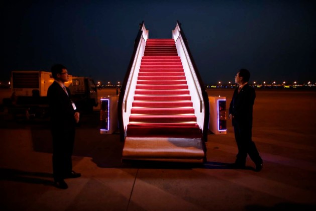 Seguridad de espera personal para la llegada del presidente Hassan Rouhani de Irán en el Aeropuerto Internacional de Pudong un oído hablar de la cuarta Conferencia sobre Interacción y Medidas de Construcción de Confianza en Asia / Carlos Barria / Reuters