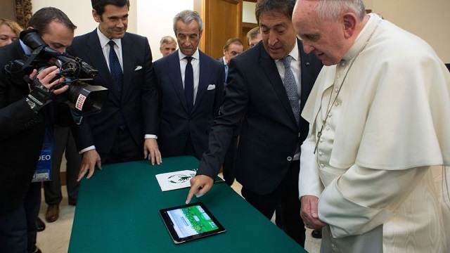 El Papa Francisco no se une a Facebook a pesar de los esfuerzos para reclutarlo. / Foto AP/L' Osservatore Romano