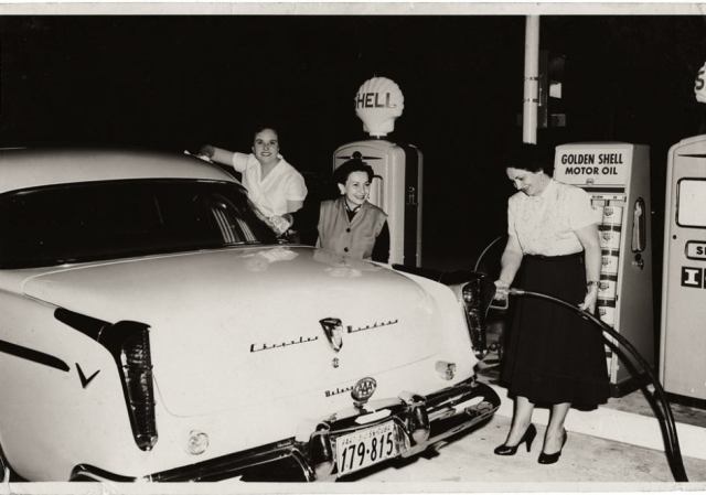 Llenando el depósito de un Chrysler Windsor hardtop en la Habana en 1956 (Photo Courtesy: The Monacelli Press) 