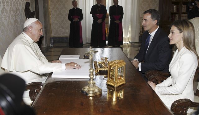 FELIPE VI Y DOÑA LETIZIA RECIBIDOS EN AUDIENCIA POR EL PAPA FRANCISCO