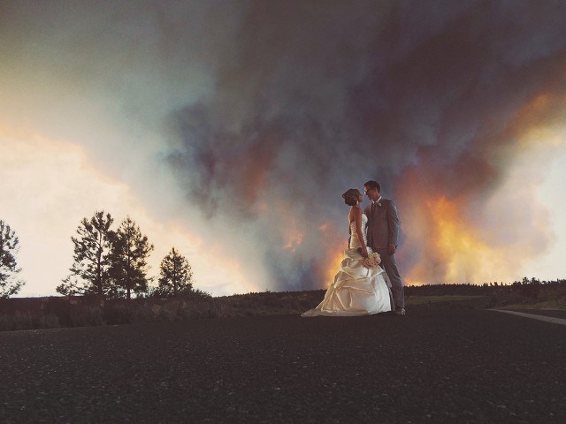 novios bajo las llamas2