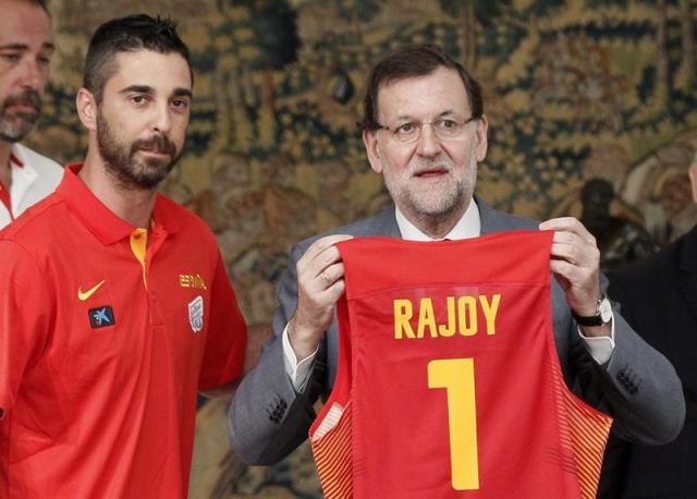 Rajoy muestra una camiseta con su apellido de la Federación Española de Baloncesto. Foto EFE