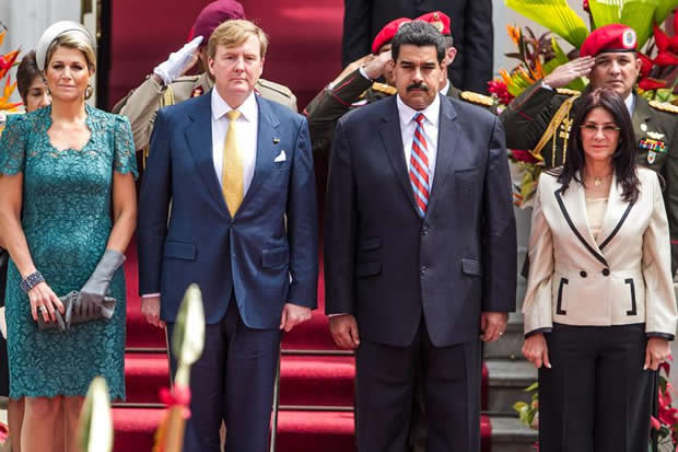 Nicolás Maduro y Cilia Flores posan junto a los reyes de Holanda en el Palacio de Miraflores del 23 de noviembre de 2013 / Foto AVN