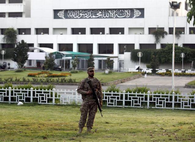 Un soldado hace guardia en el Parlamento mientras simpatizantes del clérigo Tahirul Qadri protestan en Islamabad (Pakistán) (Foto EFE)