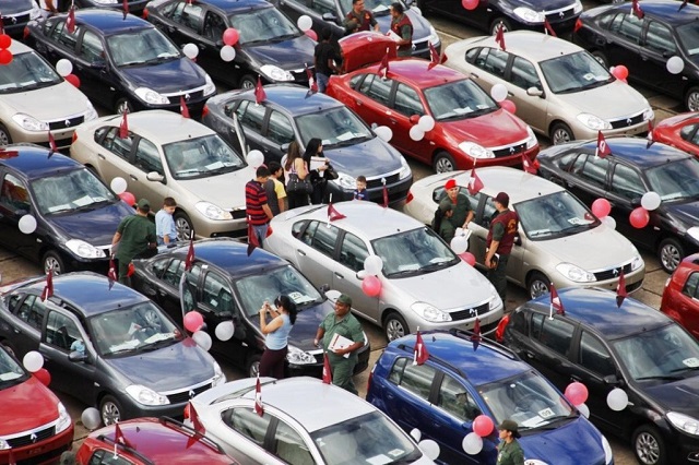 En el Fuerte Tiuna, en el sur de Caracas, cientos de automóviles nuevos chinos relucían en los estacionamientos, después que el ex ministro de Defensa, Diego Molero, se comprometiera en mayo del año pasado en la compra de 20 mil autos por las fuerzas armadas. / Foto archivo