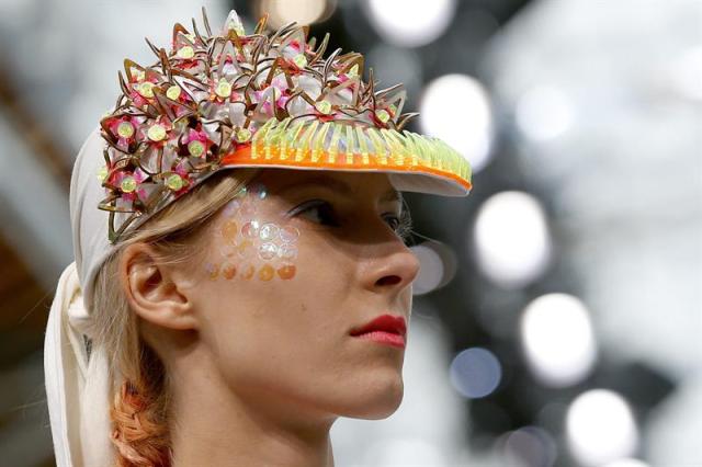 Una modelo presenta una creación de la colección prêt-à-porter primavera-verano 2015 del diseñador indio Manish Arora durante la Semana de la Moda de París, en París (Francia), hoy, jueves 25 de septiembre de 2014. La presentación de las colecciones de Mujer está teniendo lugar entre el 23 de septiembre y el 1 de octubre. EFE/Yoan Valat