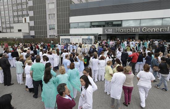 Unos 200 trabajadores del hospital universitario La Paz se han concentrado hoy a las puertas del centro sanitario para pedir la dimisión de la ministra de Sanidad, Ana Mato, y del presidente de la Comunidad de Madrid, Ignacio González, y en solidaridad con su compañera infectada por el virus del Ébola. EFE/Ángel Díaz