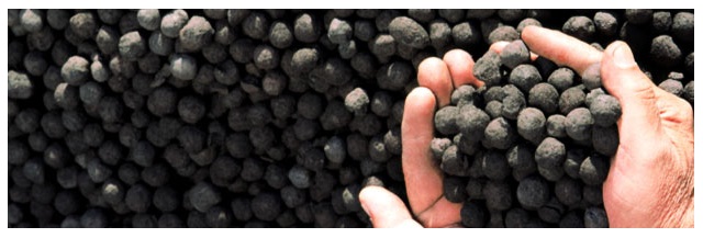 Las pellas (pellets en inglés) son aglomerados esféricos de particulas finas de mineral de hierro mezclado con diversos aglomerantes y aditivos (caliza, dolomita, combustibles sólidos, otros), los cuales son consolidados a altas temperaturas, para alimentación de altos hornos para la fabricación de productos de acero