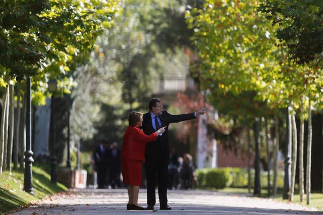 El presidente del Gobierno español, Mariano Rajoy (d), junto a la presidenta de Chile, Michelle Bachelet, momentos antes de la rueda de prensa que han ofrecido hoy tras reunirse en el Palacio de La Moncloa. EFE/Juan Carlos Hidalgo