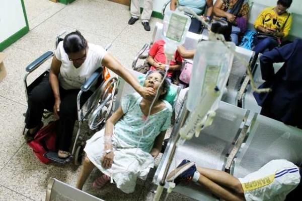 Al menos cuatro pacientes fueron atendidos en horas de la mañana de ayer bajo estas condiciones en el hospital. Foto: Carlos Álvarez