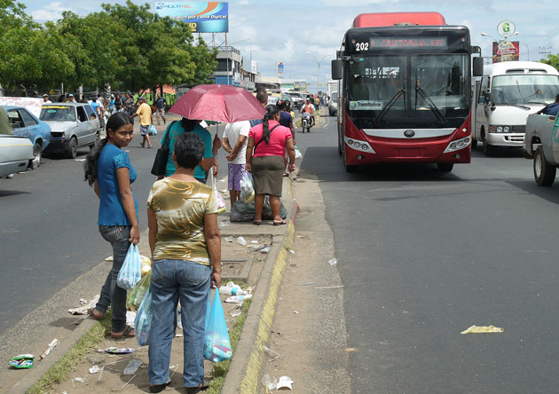 Usuarios afirman sentirse cansados de esperar hasta dos horas por un microbus o una camioneta. Foto: Luis González - See more at: http://www.nuevaprensa.com.ve/Transporte%20p%C3%BAblico%20en%20Ciudad%20Guayana%20es%20deplorable#sthash.EefJBxI8.dpuf