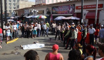 Foto: El cadáver del presunto atracador quedó tendido en la avenida 5 de Julio eltiempo.com.ve