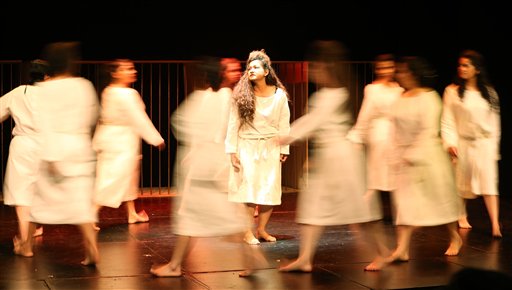 Presas de la cárcel de mujeres El Buen Pastor interpretan la tragedia griega "Antígona" durante el segundo Festival de Teatro Carcelario anual en Bogotá, Colombia