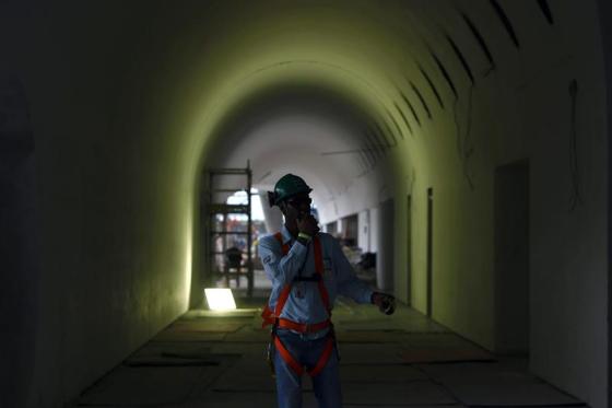 Un operario camina dentro de las obras del Museo del Mañana, que están al 76 por ciento concluidas en la zona portuaria de Rio durante una visita de la prensa hoy, 26 de noviembre de 2014 en la ciudad de Rio de Janeiro. El museo es un proyecto del arquitecto español Santiago Calatrava y estará totalmente concluido en el primer semestre de 2015.