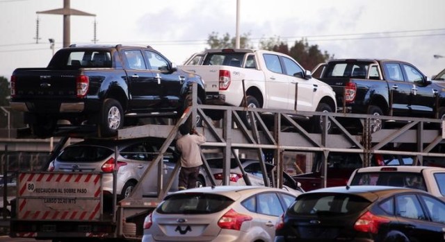 Unos vehículos apilados en la planta de Ford en la localidad bonaerense de Pacheco, mayo 22 2014. La producción industrial argentina retrocedió un 6,1 por ciento en octubre en la medición interanual con estacionalidad, presionada principalmente por la caída en el sector automotriz, según un reporte privado publicado el miércoles. REUTERS/Marcos Brindicci