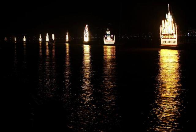 Una barcaza iluminada navega durante los actos para celebrar el Festival del Agua en el río Tonle Sap, delante del Palacio Real en Phnom Penh (Camboya) hoy, miércoles 5 de noviembre de 2014. Al menos 248 barcas de carreras de varias provincias participaron en el desfile. EFE/Mak Remissa