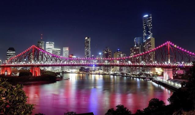 Fotografía facilitada hoy, miércoles 5 de noviembre de 2014 del puente Story Bridge iluminado en Brisbane (Australia) el pasado 28 de octubre, dentro de las actividades culturales previstas con motivo de la próxima celebración de la cumbre de líderes del G20. EFE/Dave Hunt