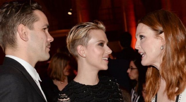 Foto: Scarlett Johansson con su corte radical, junto a su pareja y la también actriz Julian Moore / Que.es