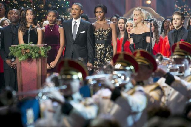 El presidente estadounidense, Barack Obama (4-L), la primera dama Michelle Obama (5-L), y sus hijas Malia (2-L) y Sasha (3-L) se unen a los artistas en el escenario durante la grabación de "Navidad en Washington" de TNT programa en Washington, DC, EE.UU. EFE / EPA / Kristoffer