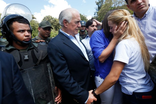 Former Colombia's president Pastrana holds the hand of Tintori  wife of jailed opposition leader Lopez, outside the military prison of Ramo Verde at the outskirts of Caracas