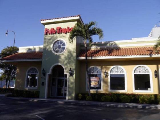  Fachada del restaurante de comida rápida “Pollo Tropical”, en 4211 NW 36 Street en Miami., donde se reunió un hombre acusado de tráfico de cocaína con un informante del gobierno. Roberto Koltun el Nuevo Herald  