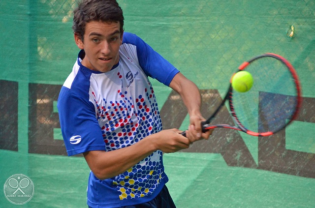 Miguel Esté pega de revés en el fondo durante sus entenamientos / Foto Mario Martínez