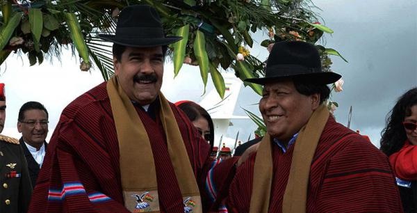 Maduro con traje típico boliviano a su llegada a Bolivia / Foto AFP