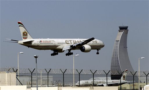 Foto: un avión de Etihad aterriza en el aeropuerto de Abu Dhabi, Emiratos Arabes Unidos. Cientos de pasajeros aéreos desembarcaron en San Francisco, a salvo pero furiosos porque un vuelo de ultramar de 28 horas incluyó 12 horas en una pista en el Medio Oriente sin alimentos ni información precisa. / AP