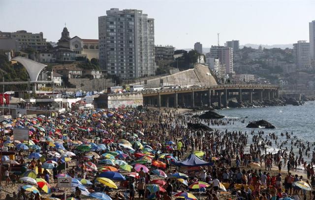 Vista de hoy, lunes 23 de febrero de 2015, de la playa Caleta Abarca durante el Festival Internacional de la Canción de Viña del Mar 2015, en Viña del Mar (Chile). El certamen musical que comenzó ayer y continuará hasta el viernes 27 de febrero contará con la presencia de artistas como Romeo Santos o Yusuf Cat Stevens. EFE/Felipe Trueba