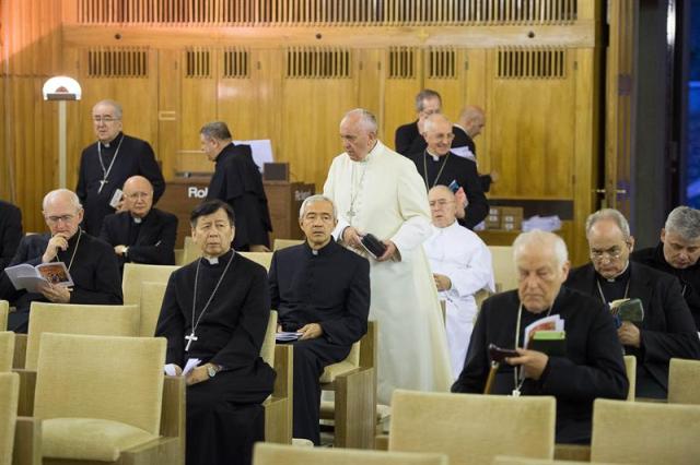 Fotografía facilitada por el Osservatore Romano hoy, lunes 23 de febrero de 2015, que muestra al papa Francisco durante sus ejercicios espirituales de Cuaresma con la curia romana en Ariccia cerca de Roma (Italia) ayer, domingo 22 de febrero de 2015. EFE/Osservatore Romano