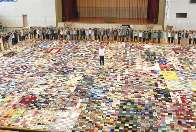 Fotografía facilitada por Bernd Kestler, un tejedor alemán residente en Yokohama, cerca de Tokio, que en abril de 2012 pidió a la gente a través de internet que le enviaran piezas de ganchillo de 20 centímetros cuadrados para realizar una manta de ganchillo de 464 metros cuadrados, tejida por víctimas del terremoto y tsunami que azotó el noreste de Japón en marzo de 2011, y que ha entrado a formar parte del "Guinness World Records 2015" como la más grande del mundo. EFE 