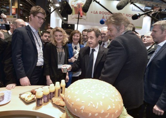 Foto: El ex presidente francés y jefe de la derecha francesa partido UMP, Nicolas Sarkozy (C) visita la feria agrícola internacional París, en el centro de exposiciones Porte de Versailles en París / AFP