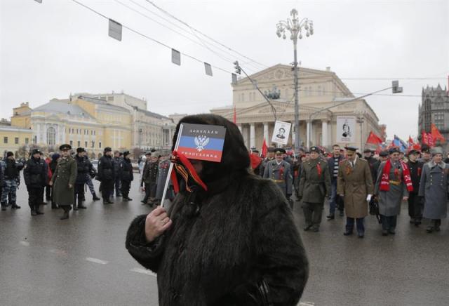 Un simpatizante del partido comunista sostiene una bandera de la autoproclamada república popular de Donetsk durante una manifestación convocada con motivo del Día de los defensores de la Patria en Moscú (Rusia) hoy, lunes 23 de febrero de 2015. EFE/Maxim Shipenkov