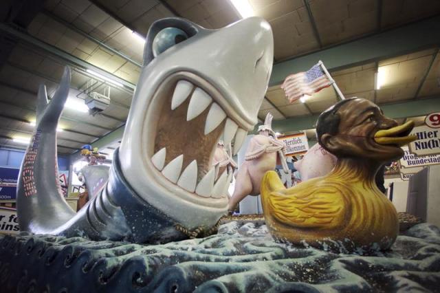 Vista de una carroza de carnaval que representa al presidente Barack Obama como el pato cojo, perseguido por los "tiburones" republicanos en la sede de los organizadores de los carnavales de Mainz, Alemania hoy 10 de febrero de 2015. El pato cojo es una expresión que hace referencia a los dos últimos años de un segundo mandato estadounidense sin posibilidad de reelección, donde el ocupante de la Casa Blanca exhibe una fecha de caducidad cada vez más evidente y un margen de maniobra cada vez menor. EFE/Fredrik Von Erichsen