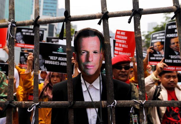 Foto: Un hombre con una máscara que representa el primer ministro australiano, Tony Abbott, está detrás de una valla de bambú durante una protesta estudiantil contra Abbott frente a la embajada australiana en Yakarta 25 de febrero de 2015. El ministro de Relaciones Exteriores de Australia Julie Bishop hizo un llamamiento al presidente de Indonesia Joko Widodo el miércoles para mostrar misericordia para dos narcotraficantes de Australia debido a ejecutado en Indonesia, expresando su decepción de que su última apelación legal había sido rechazada. REUTERS