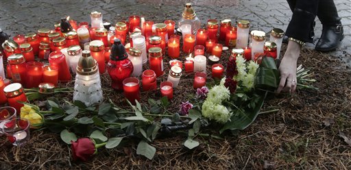 Foto: Una mujer coloca flores en recuerdo de las víctimas de una balacera mortal en Uhersky Brod, República Checa, el 25 de febrero de 2015. / AP