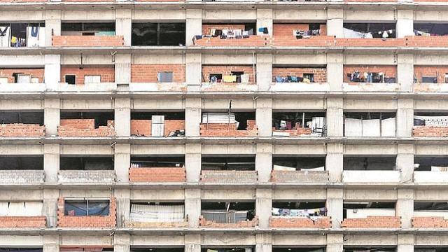 Una imagen de una de los laterales de la Torre David, un edificio financiero, abandonado en los años 90, que pretendía ser la estrella del Wall Street de Caracas y que hoy está habitado por familias sin recursos 