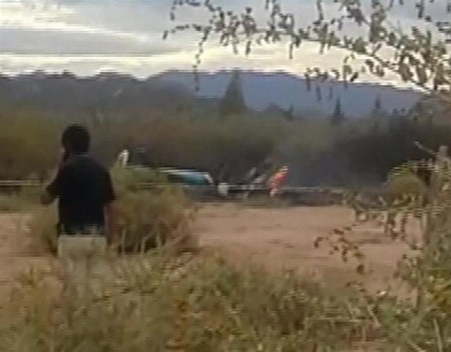 Foto: Imágen facilitadas por un videoaficionado del accidente entre dos helicopteros en el que han fallecido diez personas, entre ellas tres conocidos deportistas franceses, la nadadora Camille Muffat, el boxeador Alexis Vastine y la veterana regatista Florence Arthaud , que se produjo en cercanías de la localidad de Villa Castelli, en la norteña provincia argentina de La Rioja a unos 400 kilómetros de la capital provincial por razones que todavía se desconecen y en condiciones climáticas normales. Al parecer, los helicópteros pertenecían uno a la Gobernación de La Rioja y el otro al Gobierno de la vecina provincia de Santiago del Estero.EFE/