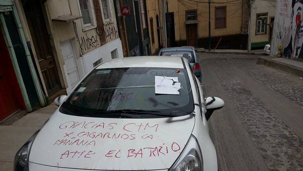 Foto: El usuario de Facebook Gonzalo Contreras Olivares subió las fotos del auto dañado / clarin.com