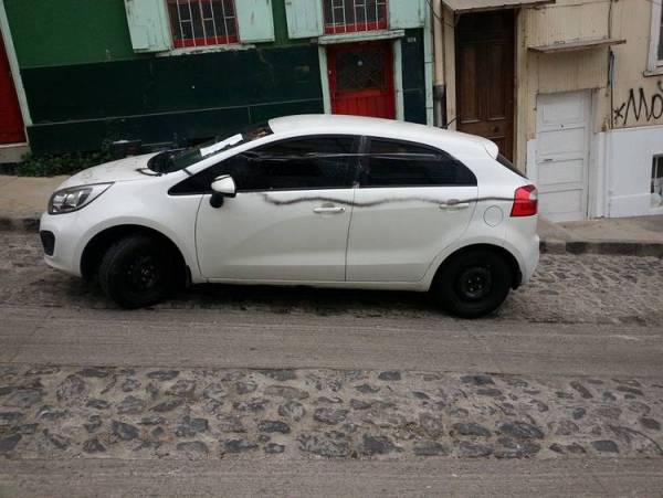 Foto: El usuario de Facebook Gonzalo Contreras Olivares subió las fotos del auto dañado / clarin.com