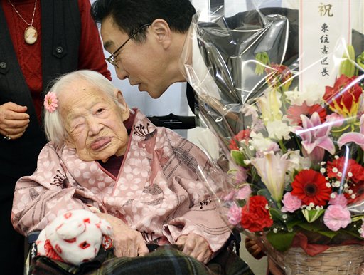 Foto: a jpaonesa Misao Okawa, de 116 años, en el centro, y reconocida como la persona viva más anciana por el libro Guinness de los Récords, posa con sus parientes y el alcalde Takehiro Ogura,a la derecha, en la víspera de su 117mo cumpleaños en Osaka, Japón / AP