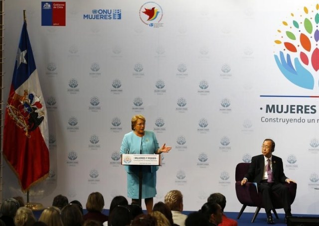 La presidenta de Chile, Michelle Bachelet, da un discurso en la Cumbre Mundial de la Mujer en Santiago