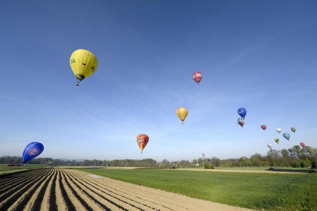  Vista general de los globos aerostáticos participantes en la 16ª Carrera Internacional de Globos Aerostáticos celebrada en Krosno (Polonia) hoy, jueves 30 de abril de 2015. Un total de 41 equipos de Polonia, Hungría y Lituania se enfrentará en la competición que empieza el próximo 2 de mayo. EFE/Darek Delmanowicz 