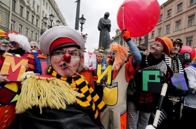 Actores participan en el Día del Humor en San Petersburgo (Rusia) hoy, miércoles 1 de abril de 2015. EFE/Anatoly Maltsev