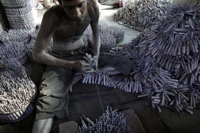 Un trabajador fabrica petardos en una factoría de fuegos artificiales en Kimbulapitiya (Sri Lanka) hoy, miércoles 1 de abril de 2015. Con la llegada del nuevo año Tamil, que se celebra a mediados de abril, los fabricantes de cohetes intentan manufacturar los artefactos pirotécnicos más seguros para minimizar riesgos. EFE/M.A.Pushpa Kumara