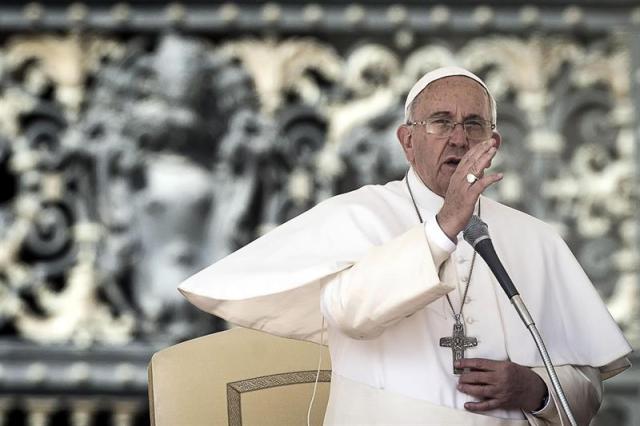  El papa Francisco saluda a una niña preside la audiencia general de los miércoles hoy, 1 de abril de 2015, en la plaza de San Pedro en Ciudad del Vaticano. EFE/Angelo Carconi