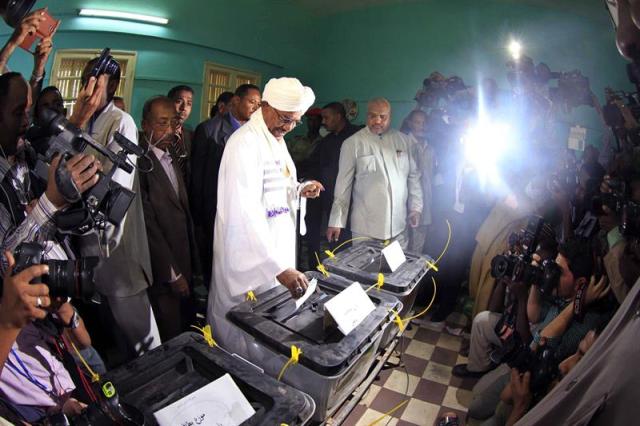  El presidente sudanés, Omar Hasan al Bachir (c), deposita su voto para las elecciones presidenciales y legislativas en el colegio Saint Francis de Jartum, Sudán, hoy, 13 de abril de 2015. Los comicios presidenciales y legislativos arrancaron hoy en Sudán con Hasan al Bachir como favorito indiscutible a la jefatura de Estado y en medio del boicot de los principales partidos de la oposición. Hoy tiene lugar la primera de las tres jornadas que durará la votación, en la que están llamados a las urnas 13,3 millones de electores en los 18 estados del país. EFE/MARWAN ALI