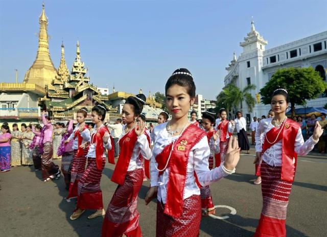 Myanmar traditional dancers perform during the opening ceremony of the Yangon Mayor water festival in Yangon, Myanmar, 13 April 2015. The annual water festival is celebrated with large groups of people congregating to celebrate by splashing water and throwing powder at each others faces as a symbolic sign of cleansing and washing away the sins from the old year to mark the traditional New Year in countries such as Myanmar, Thailand, Laos and Cambodia. This year Myanmar Thingyan water festival falls on 13 April and ends on 16 April. (Camboya, Birmania, Tailandia) EFE/EPA/NYEIN CHAN NAING