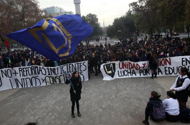 Un grupo de estudiantes de secundaria se manifiesta hoy, jueves 28 de mayo de 2015, por el centro de Santiago de Chile, durante una movilización convocada por la Asamblea Coordinadora de Estudianes de Secundaria (Aces) en la capital. Los estudiantes protestan en contra de la represión policial que sufren en las manifestaciones. EFE/Felipe Trueba